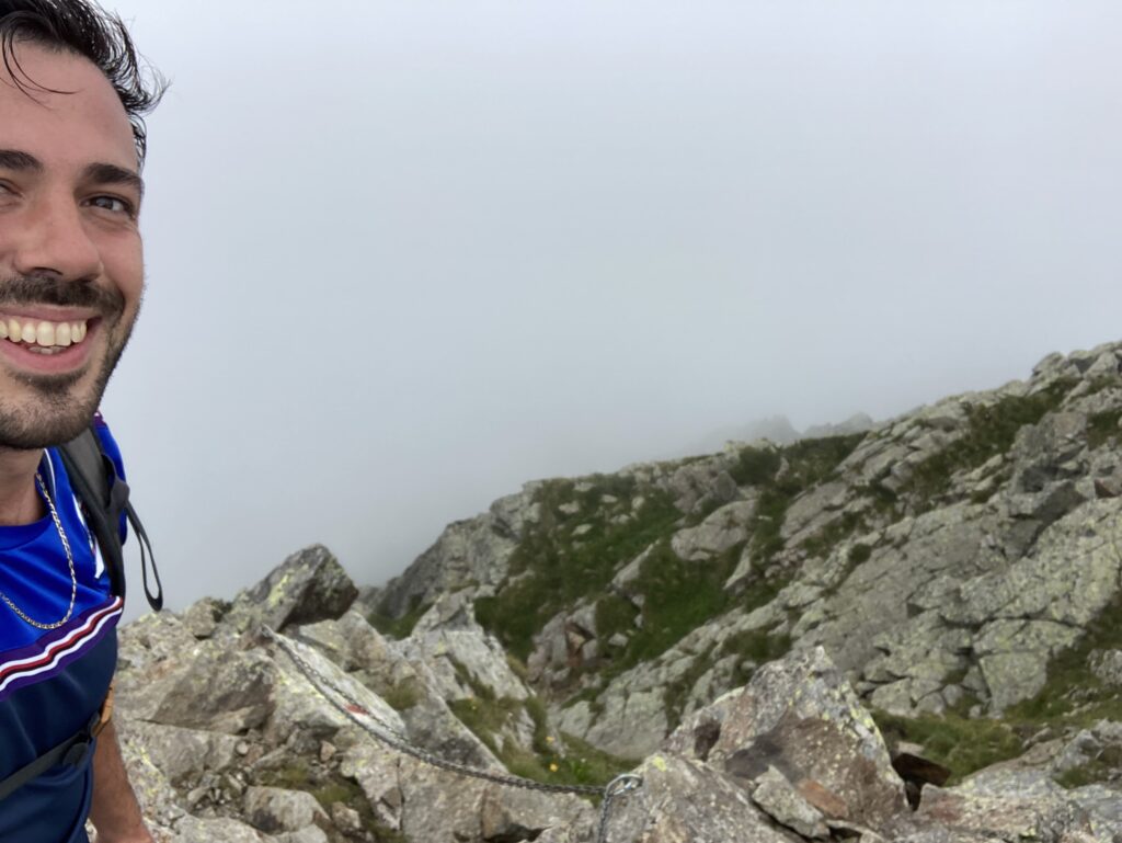 Dome in versione alpina, tra banchi di foschia in alta quota