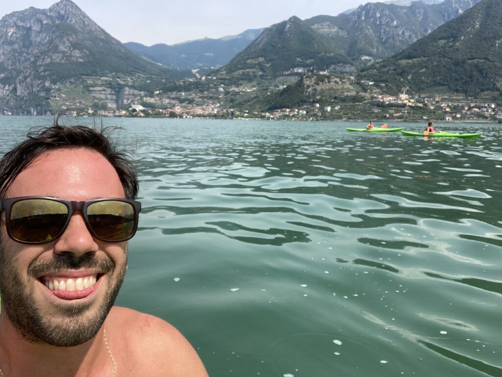 Dome in versione lacustre, a bordo di un kayak nel mezzo del Lago d'Iseo